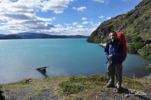 Ao lado do lago Pehoe, Início do 3o dia de caminhadas no parque nacional Torres del Paine, no sul do Chile
